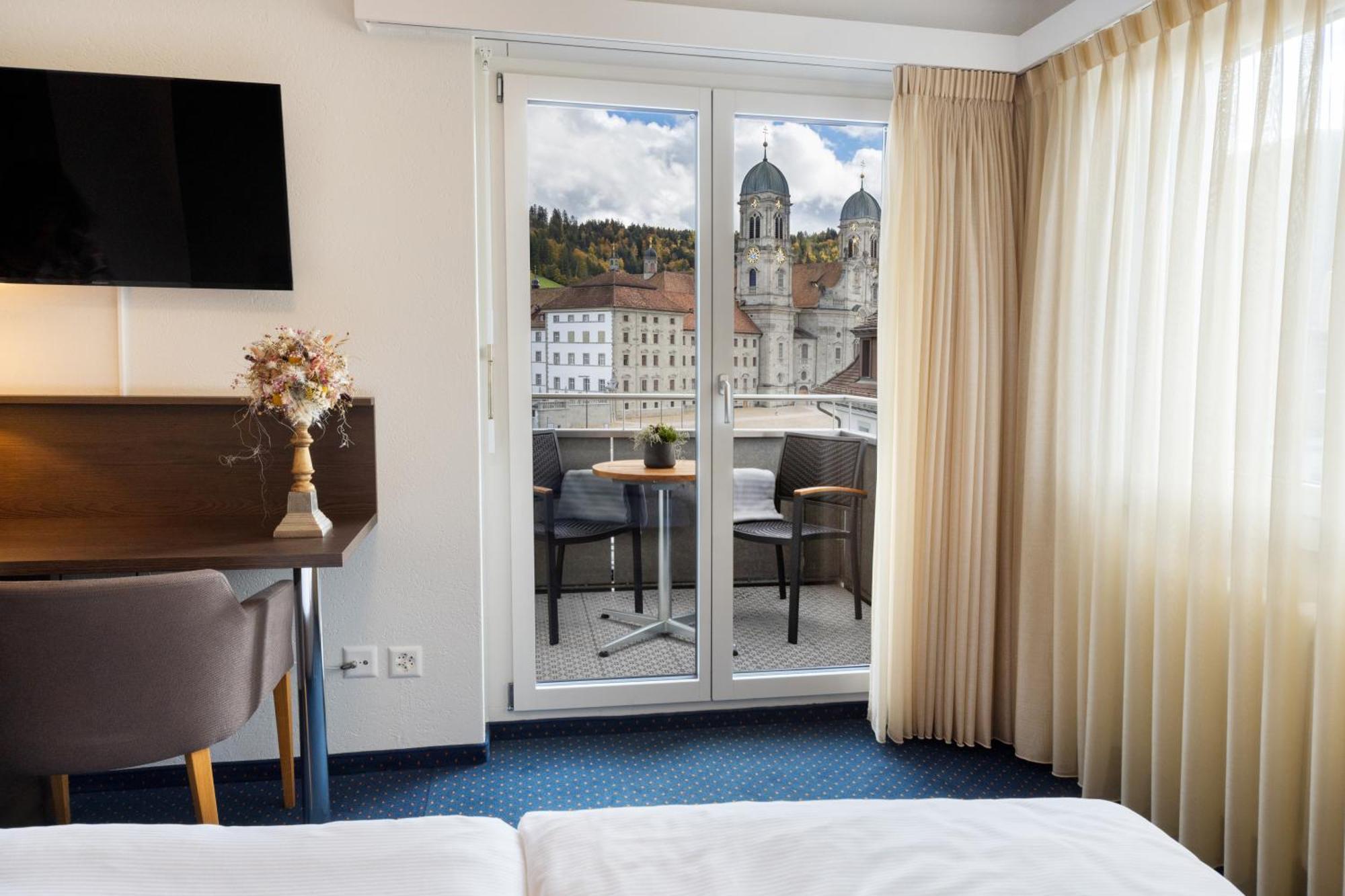 Hotel Drei Koenige Einsiedeln Bagian luar foto