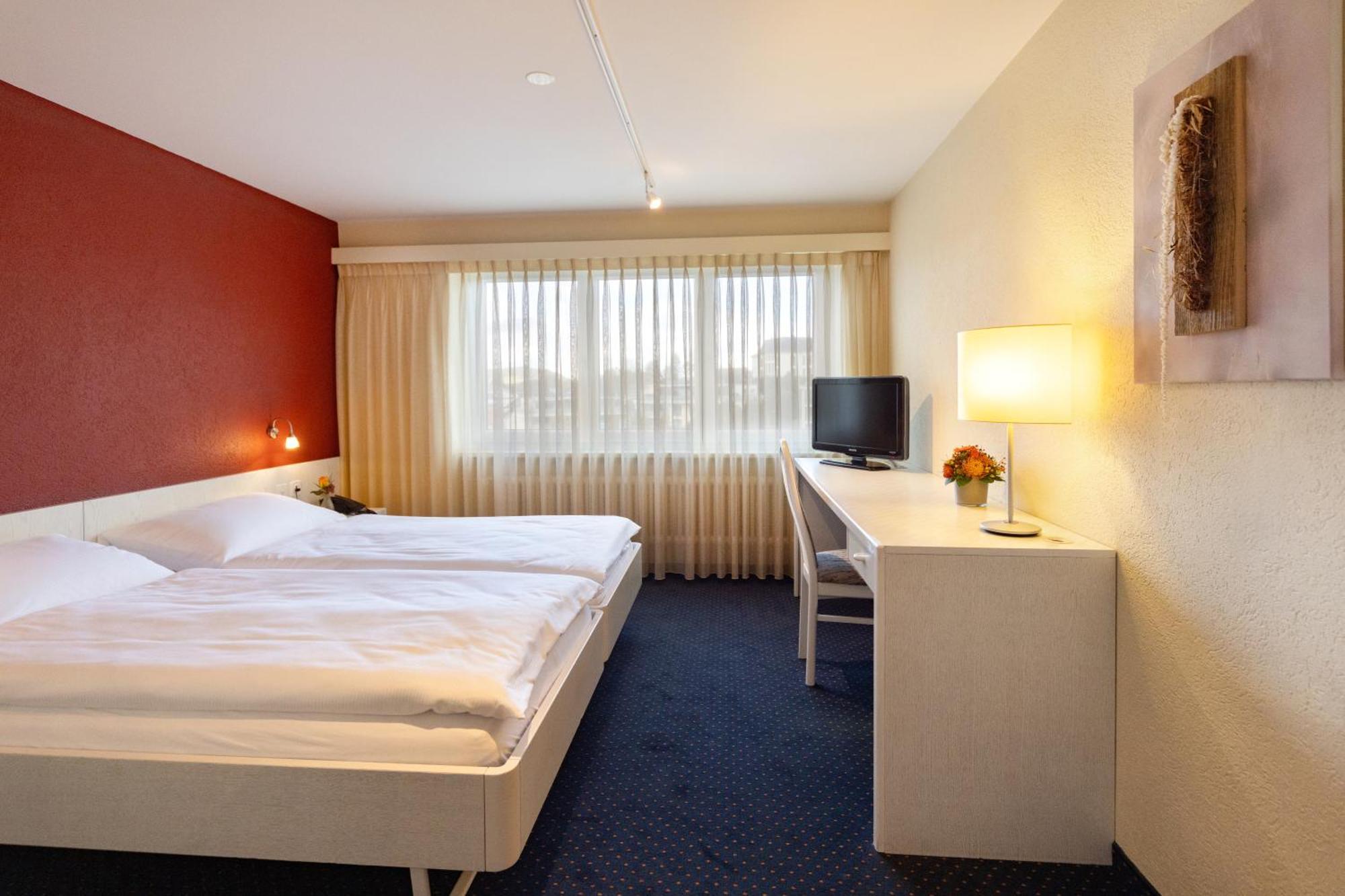 Hotel Drei Koenige Einsiedeln Bagian luar foto